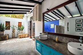 Lovely Lakeside Villa With Large Pool Poolside Dining