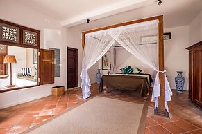 Lovely Lakeside Villa With Large Pool Poolside Dining