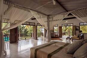 Lovely Lakeside Villa With Large Pool Poolside Dining