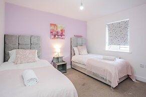 TMS Cheerful 5bdr House! Thurrock! Free Parking!