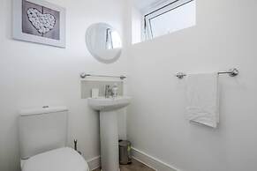 tms Cheerful 5bdr House! Thurrock! Free Parking!