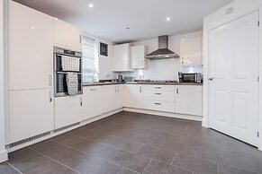 tms Cheerful 5bdr House! Thurrock! Free Parking!