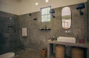 Antique Dutch Period Country House With Far Reaching West-facing Views