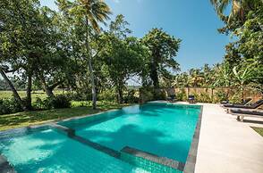 Antique Dutch Period Country House With Far Reaching West-facing Views