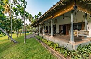 Antique Dutch Period Country House With Far Reaching West-facing Views