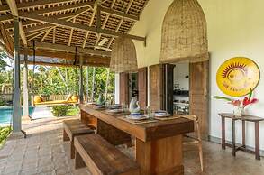 Antique Dutch Period Country House With Far Reaching West-facing Views