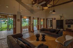 Antique Dutch Period Country House With Far Reaching West-facing Views