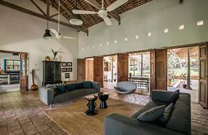 Antique Dutch Period Country House With Far Reaching West-facing Views