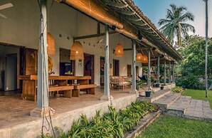 Antique Dutch Period Country House With Far Reaching West-facing Views