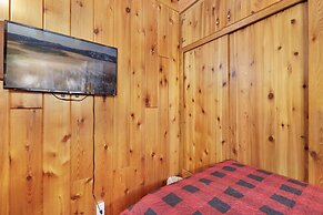 2069 - Bear Cub Cabin 2 Bedroom Home by RedAwning