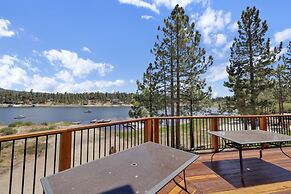 2098-cove Lakefront Chalet 4 Bedroom Home by RedAwning