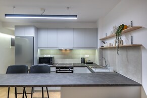 Phaedrus Living Downtown Flat Acropolis