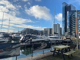 2 Bedroom Near Ocean Village Marina Port Apartment