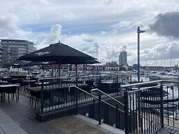 2 Bedroom Near Ocean Village Marina Port Apartment