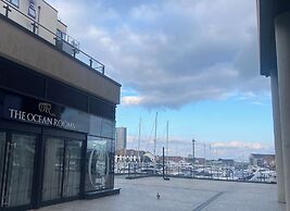 2 Bedroom Near Ocean Village Marina Port Apartment