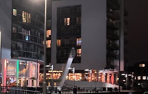 2 Bedroom Near Ocean Village Marina Port Apartment