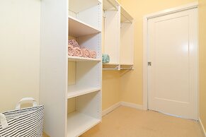 Lovely Oasis near Waterfront & Downtown