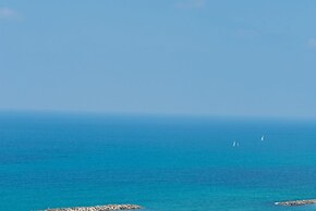 Chic Urban Getaway with Balcony & Mamad by Sea N Rent