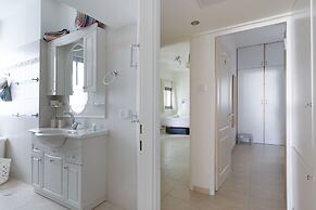 Bright Pearl For Exploring Tel-Aviv