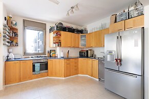 Bright Pearl For Exploring Tel-Aviv