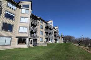 Seven Springs 1 Bedroom Premium Condo, Walking Distance to Slopes by R
