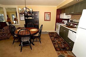 Seven Springs 1 Bedroom Premium Condo, Walking Distance to Slopes by R