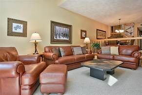 Seven Springs 2 Bedrooms Premium Condo, fireplace and a view by RedAwn