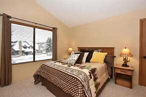 Seven Springs 1 Bedroom Premium Condo, Ski In/Ski Out by RedAwning - S