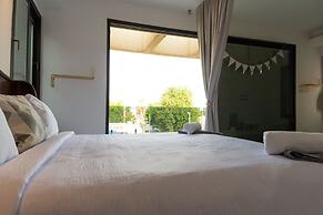 Grace Holon Villa & Pool