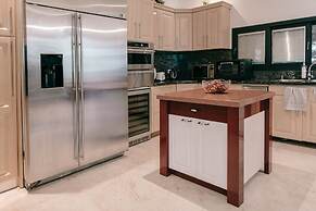 Grace Holon Villa & Pool