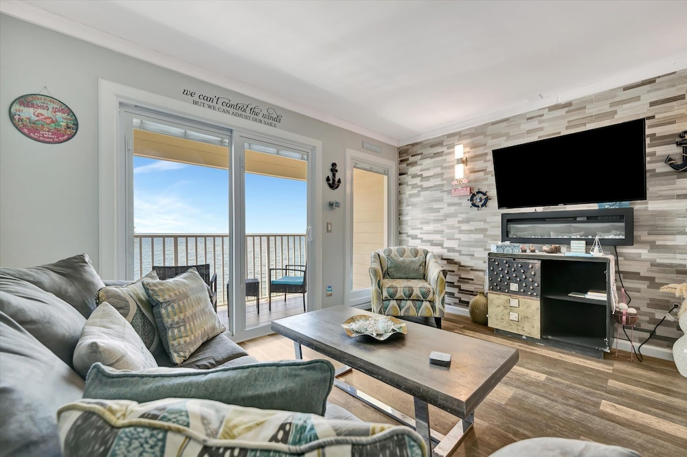Seaside Luxury Oasis with balcony