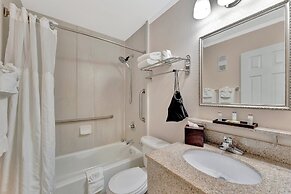 Seaside Luxury Oasis with balcony