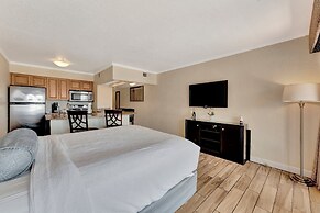 Seaside Luxury Oasis with balcony