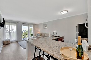 Seaside Luxury Oasis with balcony