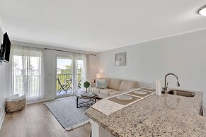 Seaside Luxury Oasis with balcony