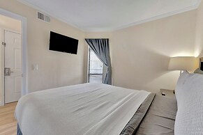 Seaside Luxury Oasis with balcony