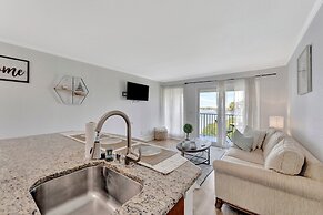 Seaside Luxury Oasis with balcony