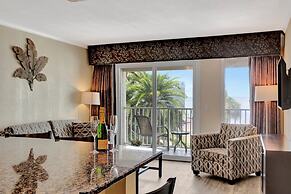 Seaside Luxury Oasis with balcony