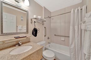 Seaside Luxury Oasis with balcony