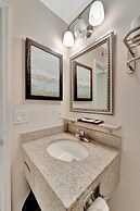 Seaside Luxury Oasis with balcony