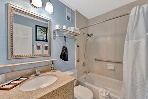 Seaside Luxury Oasis with balcony