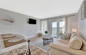 Seaside Luxury Oasis with balcony