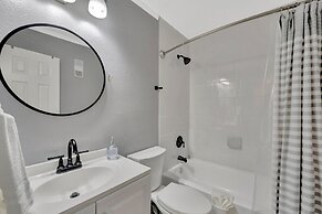 Seaside Luxury Oasis with balcony