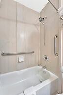 Seaside Luxury Oasis with balcony