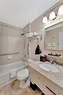 Seaside Luxury Oasis with balcony