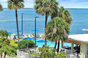 Seaside Luxury Oasis with balcony