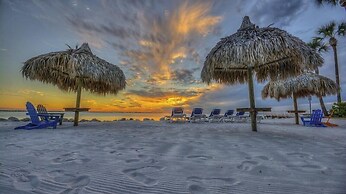 Seaside Luxury Oasis with balcony