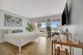 Seaside Luxury Oasis with balcony