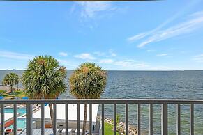 Seaside Luxury Oasis with balcony