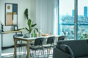 Awesome 2BR apt Balcony & pool access